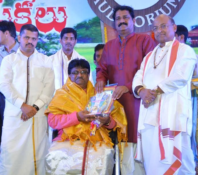 Dr. Tyagaraj receiving the Andhra Pradesh Ugadi Puraskaram in 2016