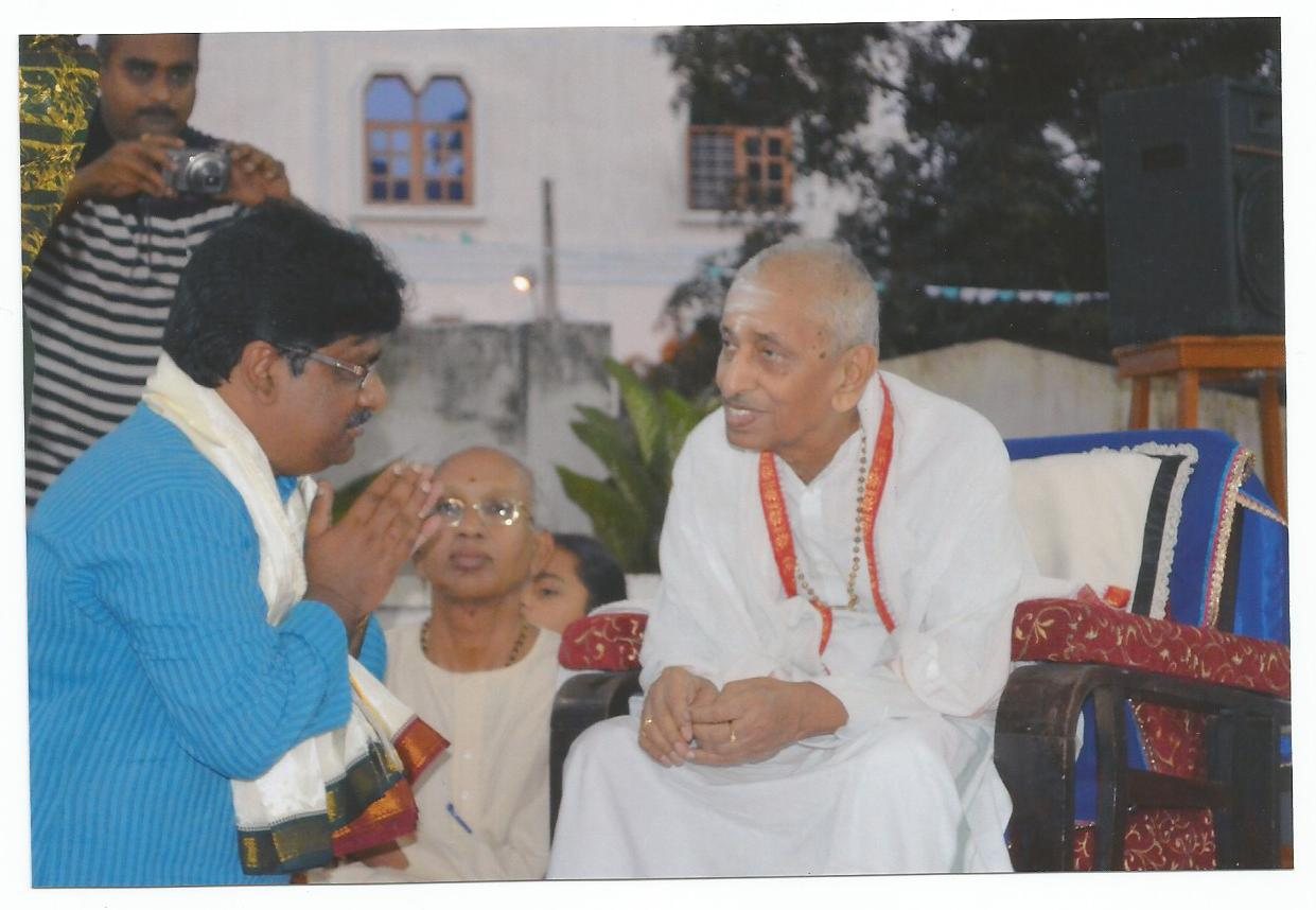 Dr. Tyagaraj in conversation with Sri Sivananda Murty